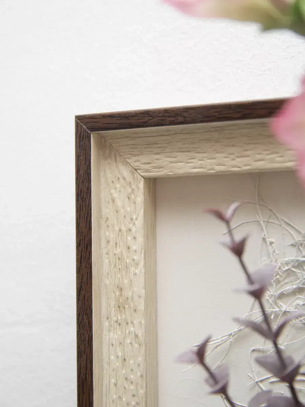 Настенная композиция с цветами в раме 51*25 см