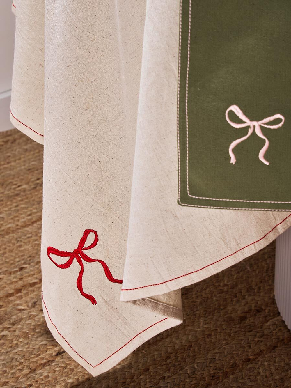 Скатерть fancy bows бежевого цвета из коллекции essential, 180х240 см