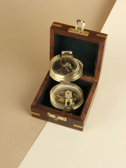 Nautical Морской компас Brunton в деревянном футляре Лого: Made for Royal Navy