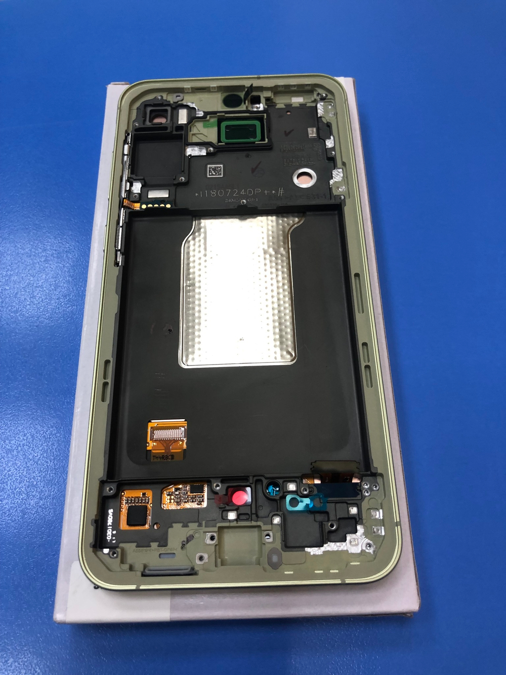 Дисплей в сборе с тачскрином и рамкой желтый для Samsung A556 Galaxy A55 Оригинал