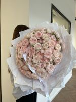 Гранд букет из нежной кустовой розы