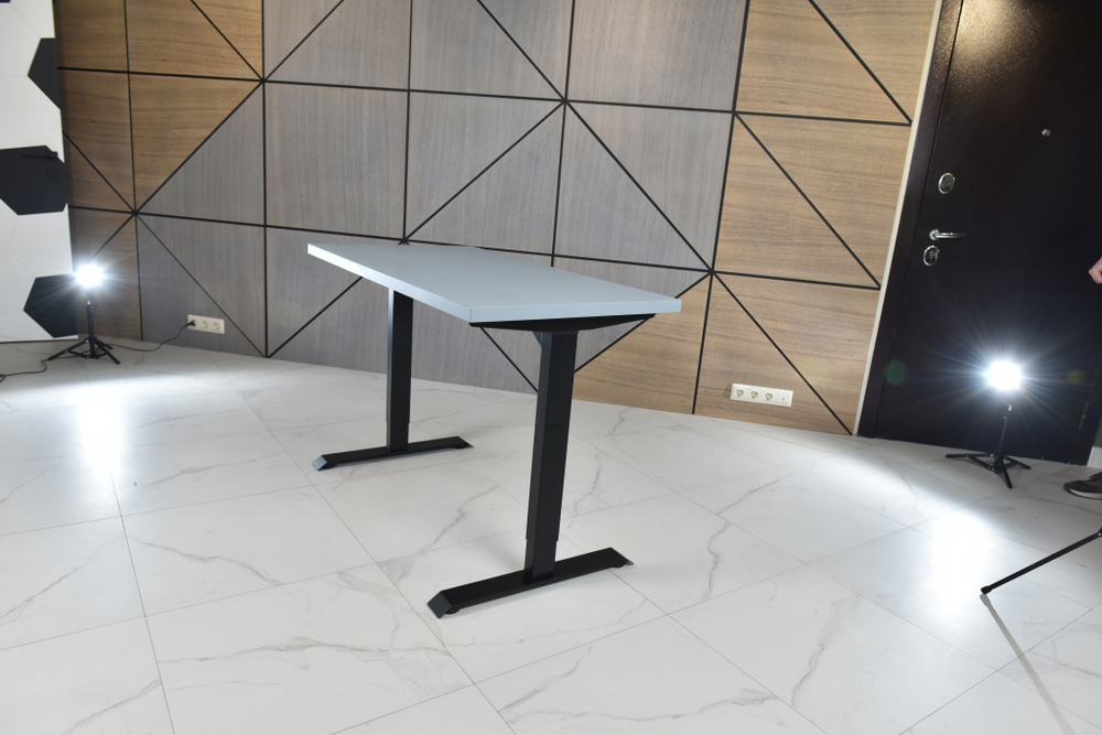 Регулируемый компьютерный стол Bazalt с регулировкой по высоте — столешница МДФ Серый