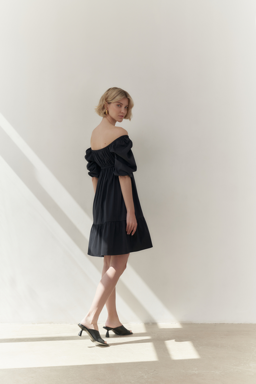 Платье мини с рукавом фонарик