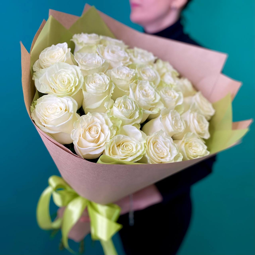 Букет из 25 белых эквадорских роз купить в Москве