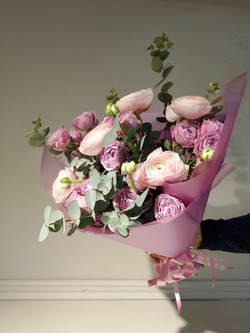 Букет из кустовой пионовидной розы и ранункулюсов