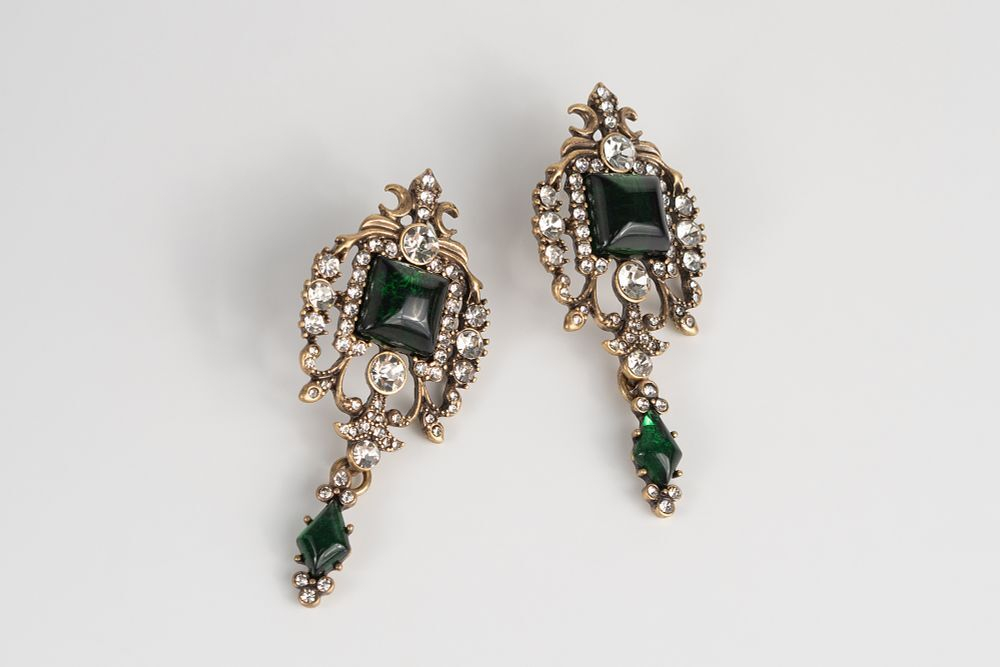 Винтажные серьги Monet в стиле викторианского возрождения с белыми и изумрудными вставками