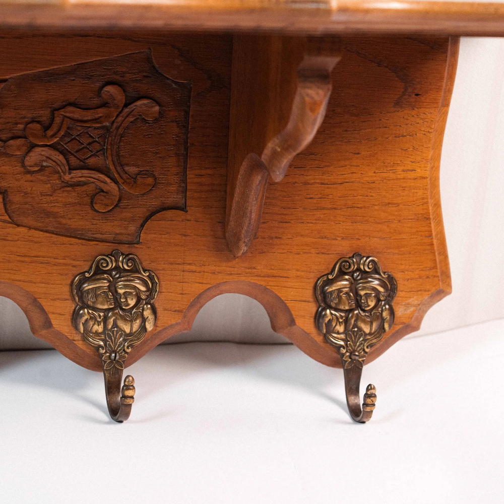 Резная настенная вешалка с бронзовыми крючками в виде фигур