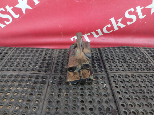 Кронштейн бампера правый