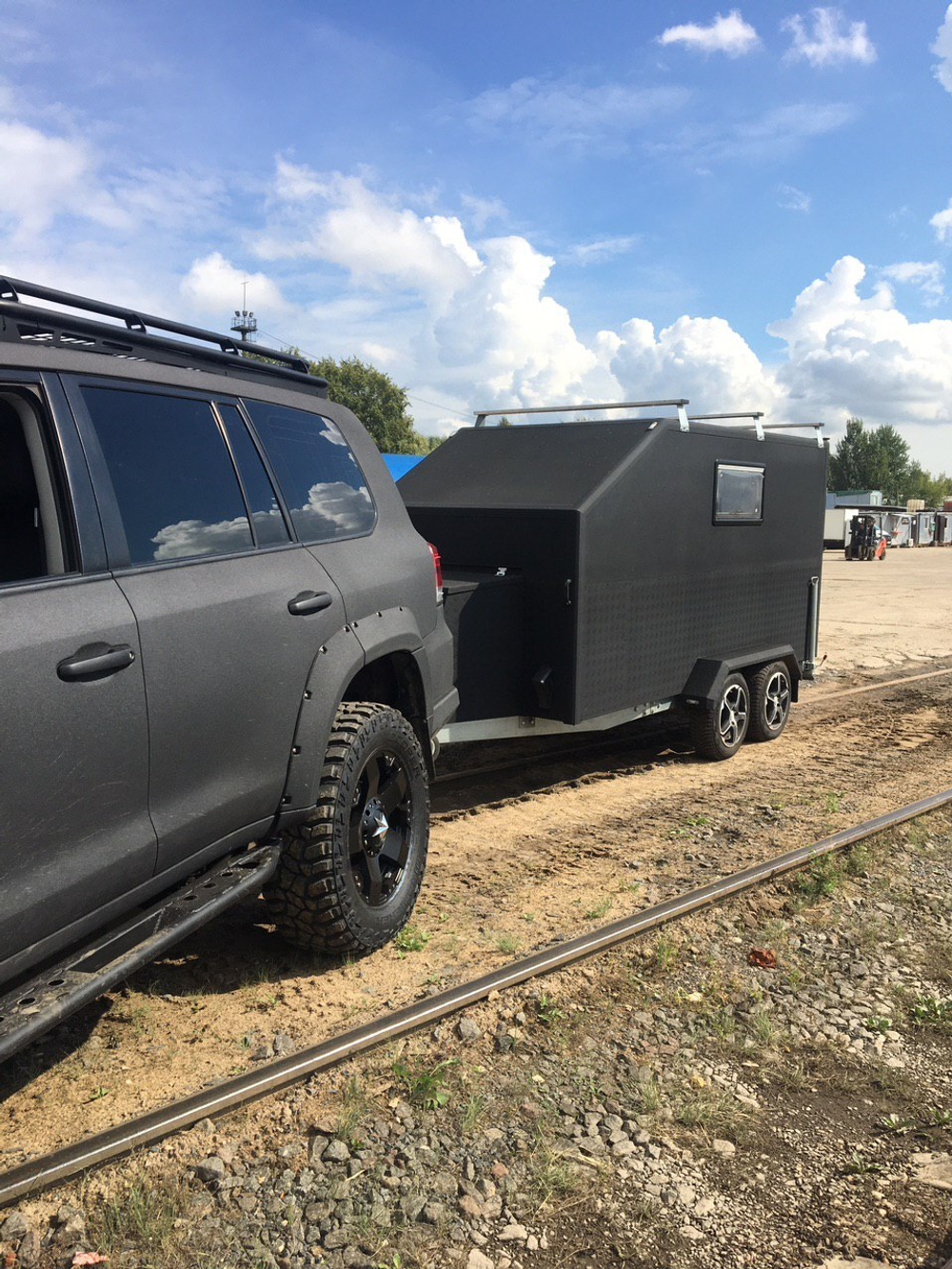 Toyota Land Cruiser 200 с прицепом