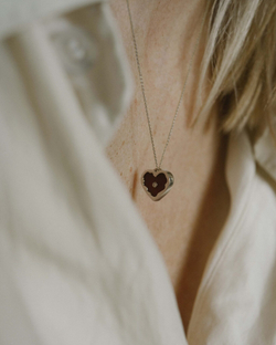 колье сердце «безусловная любовь» с сердоликом и бриллиантом из белого золота