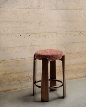 Granite Барный табурет из терракотового шенилла и массива ясеня в отделке орех 75 см