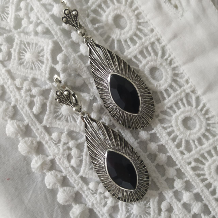 Серьги на англ.заст Bohemia капля выпуклая узор лучики кристалл черный металл античный серебристый
