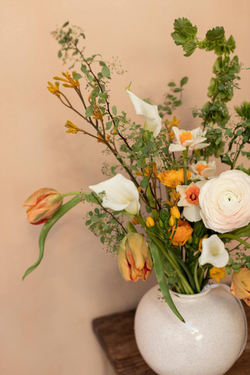 Букет с графичными линиями калл и орнитогалума в нежной гамме.