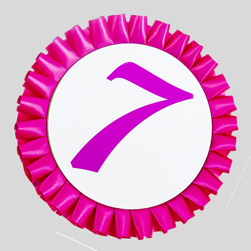 Номер участника, крепление в ассортименте. Диаметр 115 мм. с плиссе. Цвет номера и плиссировки СИРЕНЕВЫЙ+МАЛИНОВЫЙ.