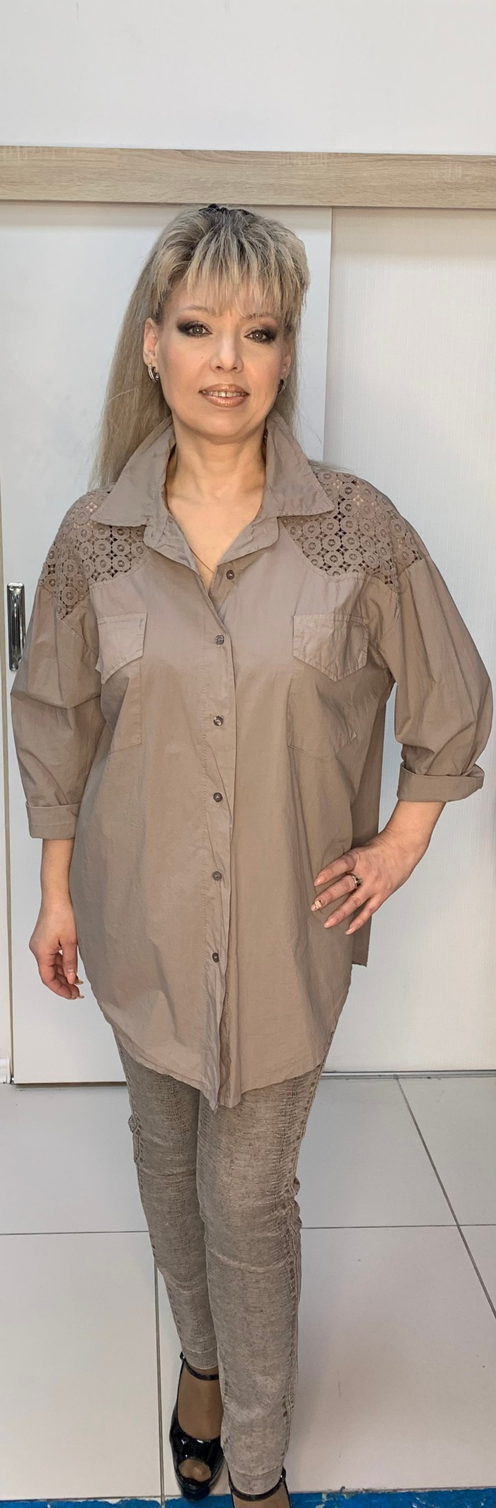 Удлиненная рубашка с кармашками и перфорацией