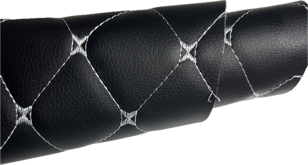 Стёганая чёрная экокожа на поролоне 3 мм. со спанбондом (белая нить Бабочка) 140см. х 50 см.