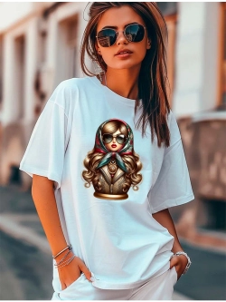 Футболка белая матрешка в бежевой кожанке 2026