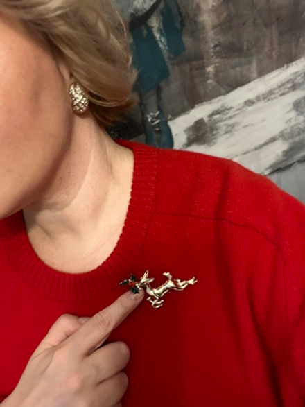 Новогодняя брошь олень с остролистом