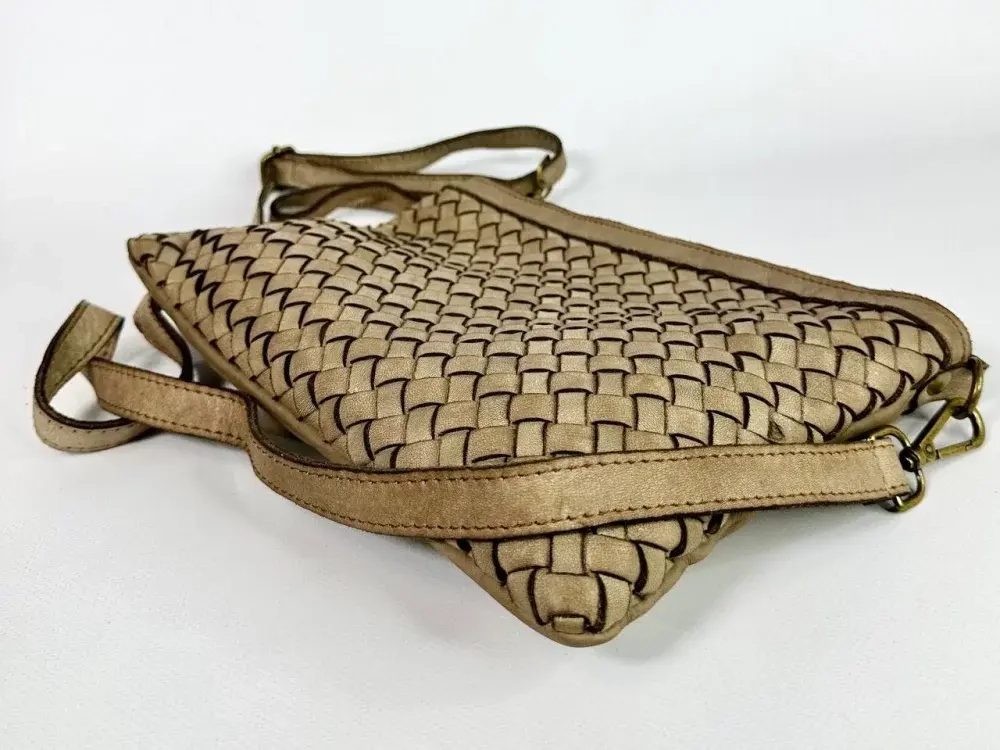 Женская сумка-клатч из натуральной кожи бежевого цвета