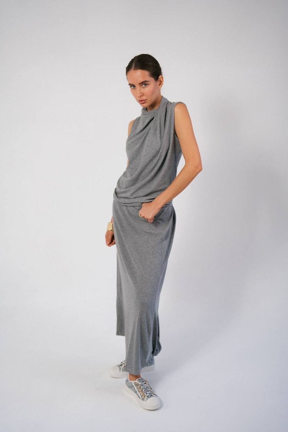 Костюм из тонкого трикотажа с юбкой в макси длине и дизайнерским топом