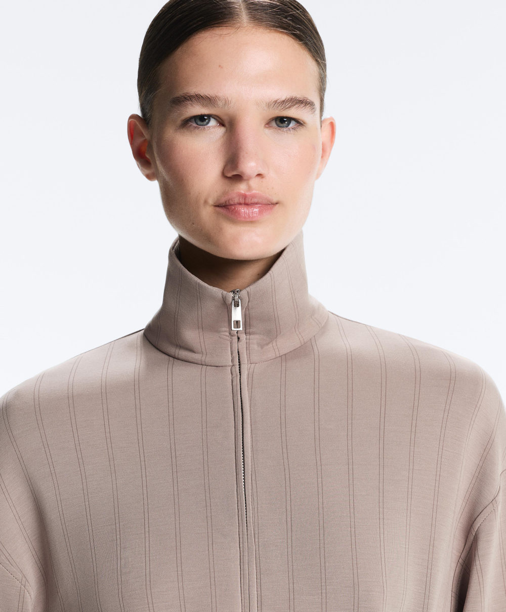 Oysho Мягкая куртка с регулируемой талией и высоким воротником, светло-серый