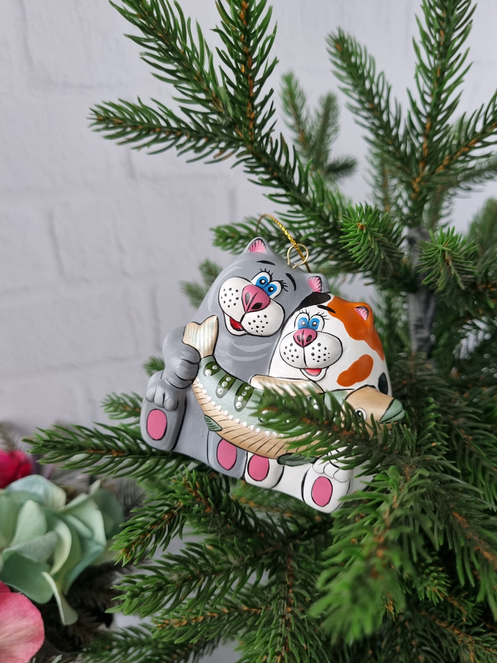 Котики рыбаки ёлочная игрушка из фарфора