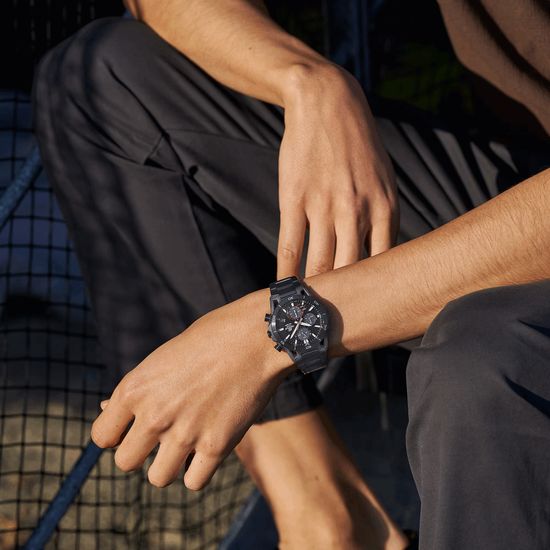 Мужские часы японского бренда Casio модель Edifice EQS-960D-1A на руке