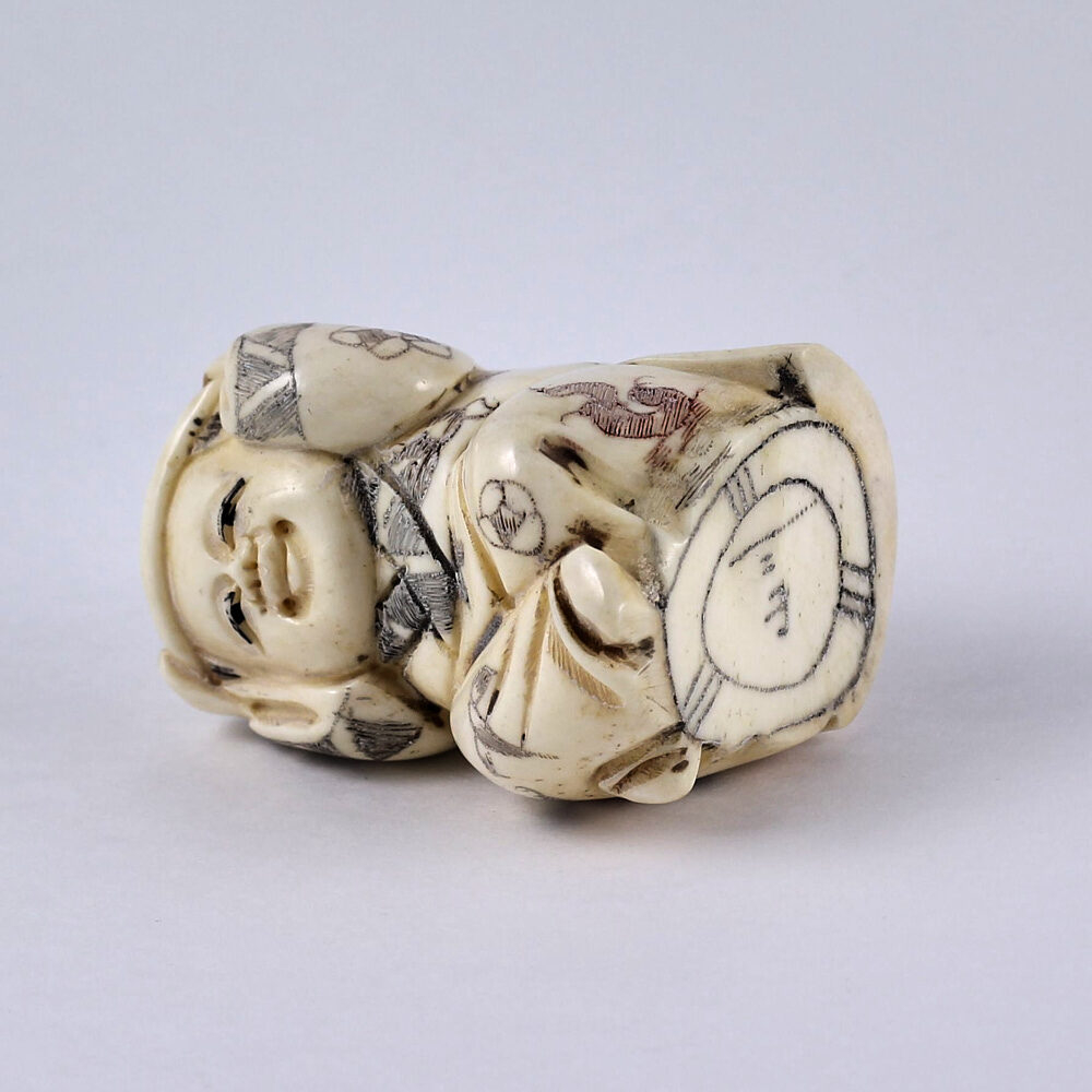 Нэцкэ Ребенок Карако играет в прятки