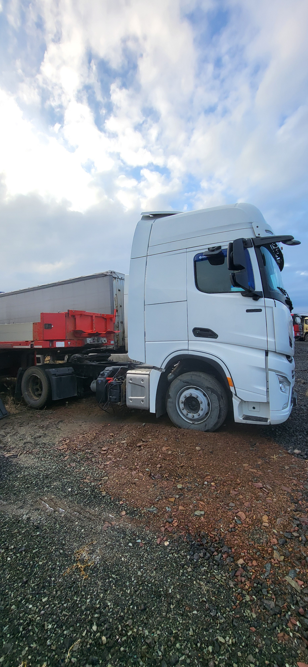 Shacman (Shaanxi) SX* 4x2 Седельный тягач SX4188YY381 (Дизельный, 12,5 л, 473 л.с., МТ)