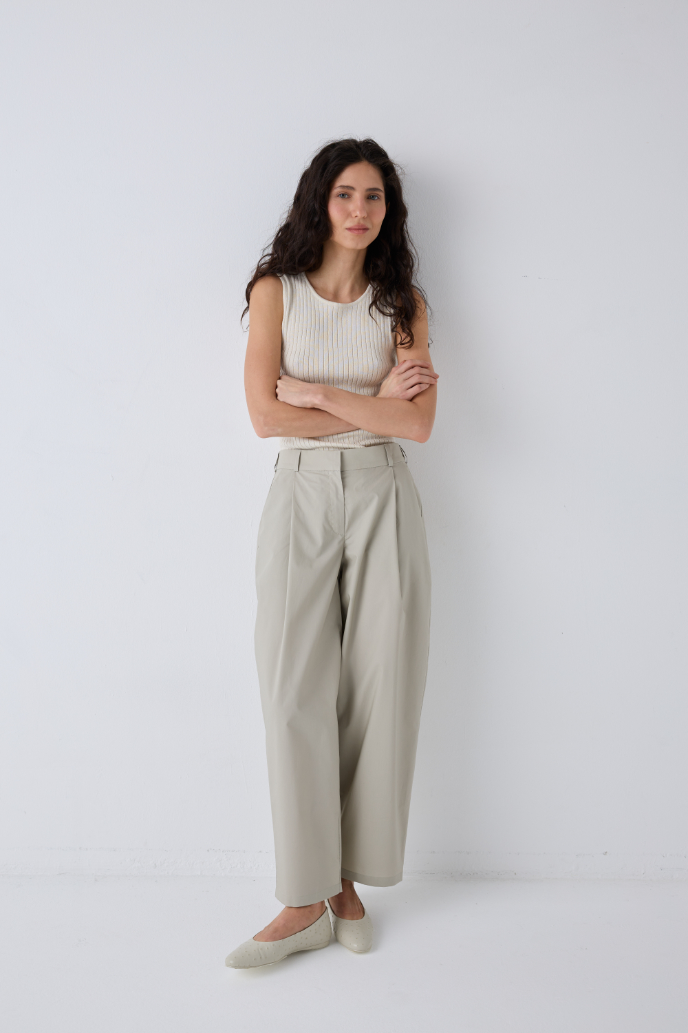 Брюки Рита из хлопка 100%. Цвет кварц. Размер 44. Дефект ткани спереди. №92