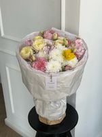Букет сборный из кустовых пионовидных роз, хризантемы, маттиолы и пионов