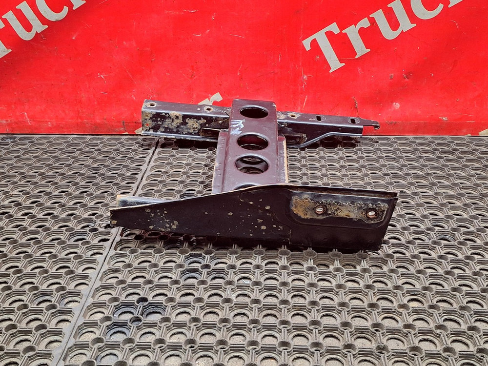 Кронштейн корпуса подножек правый