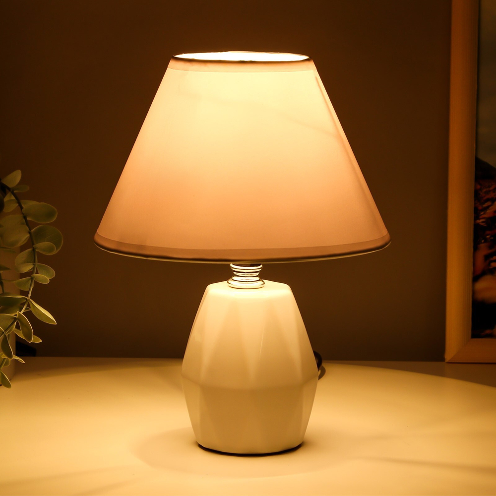Настольная лампа 16877/1WT E14 40Вт 18х18х24 см (белый)