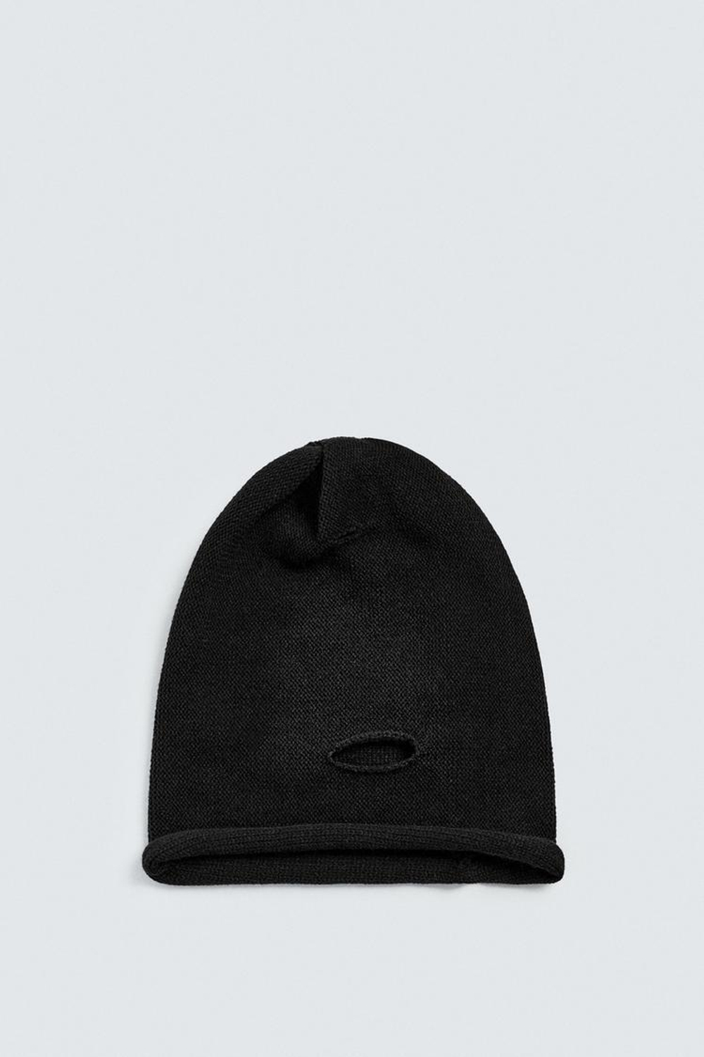 ZARA ТРИКОТАЖНАЯ ШАПКА С ЭФФЕКТОМ РВАНЫХ ДЕТАЛЕЙ, ЧЕРНЫЙ