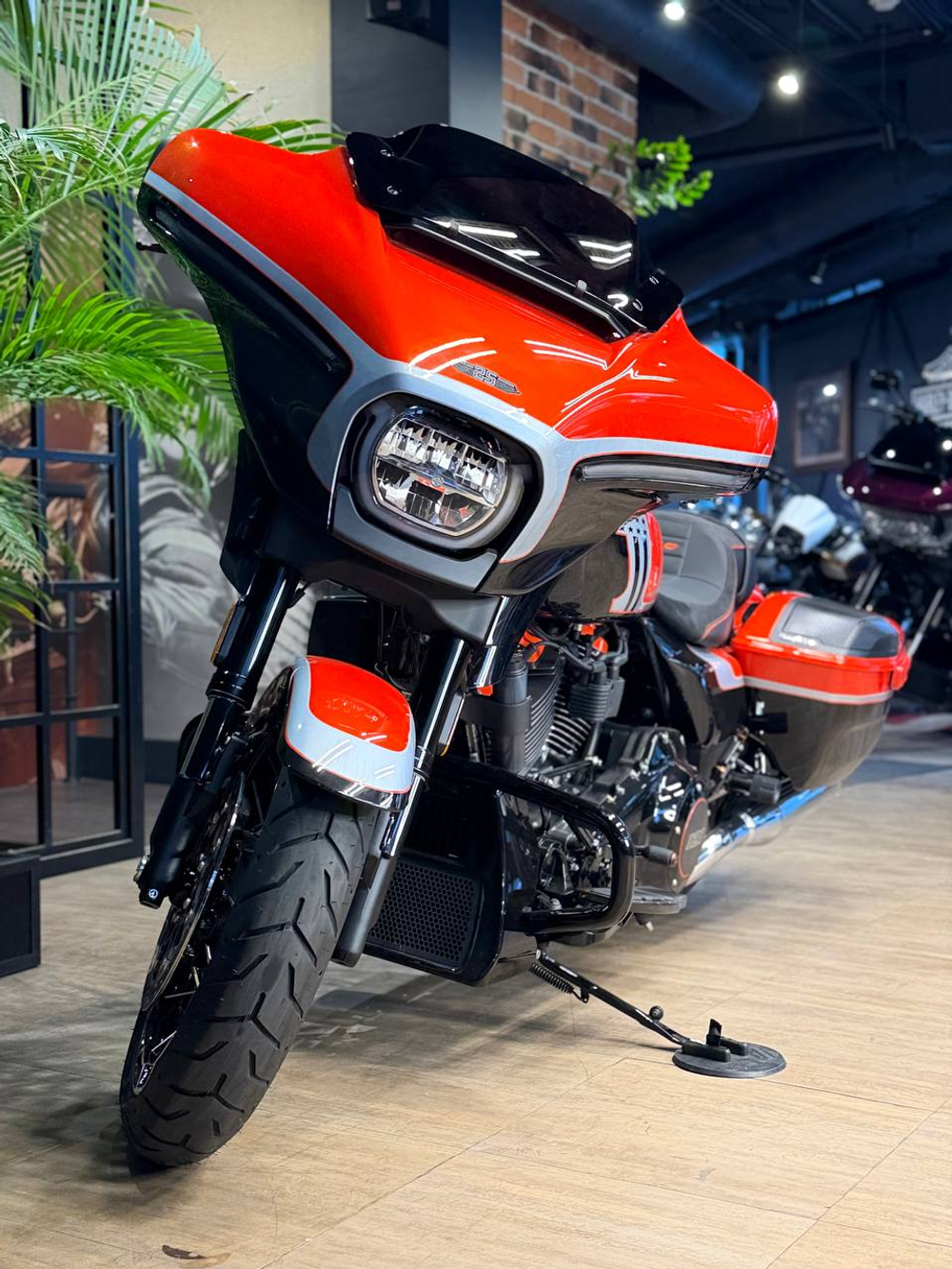 Harley-Davidson CVO Street Glide (Legendary Orange)
