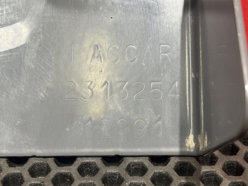 Защитная крышка крана управления тормозами прицепа