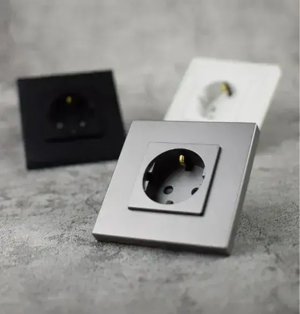 Розетка серая с заземлением и защитными шторками от детей, евророзетки