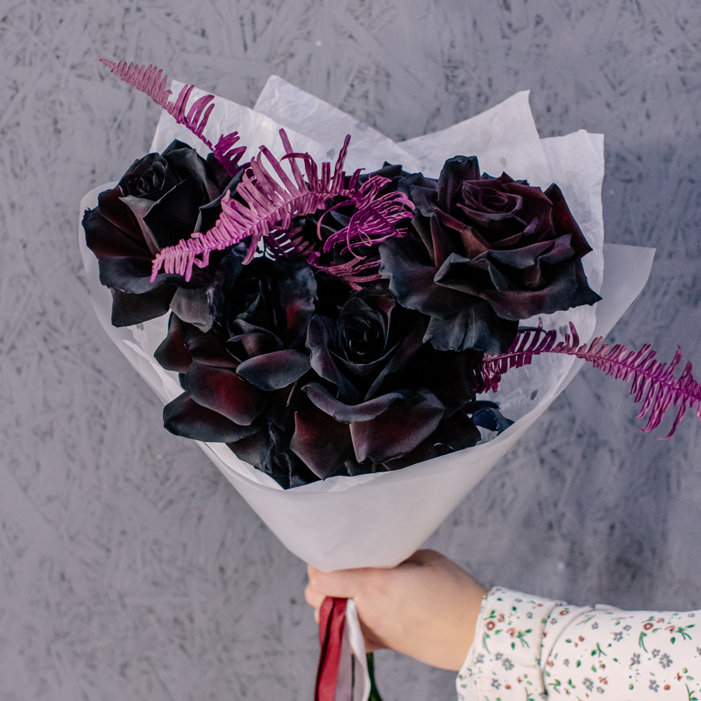 89. Темный букет с черными французскими розами