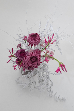 яркий букет с фиолетовой хризантемой бигуди