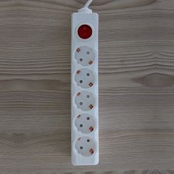 S-GSU5-3 WHITE Cетевой фильтр серии Universal. 3м Пвс 3x0.75. 5 гнезд. с-з. 10А. Защита от перенапряжения. короткого замыкания. TM Uniel.