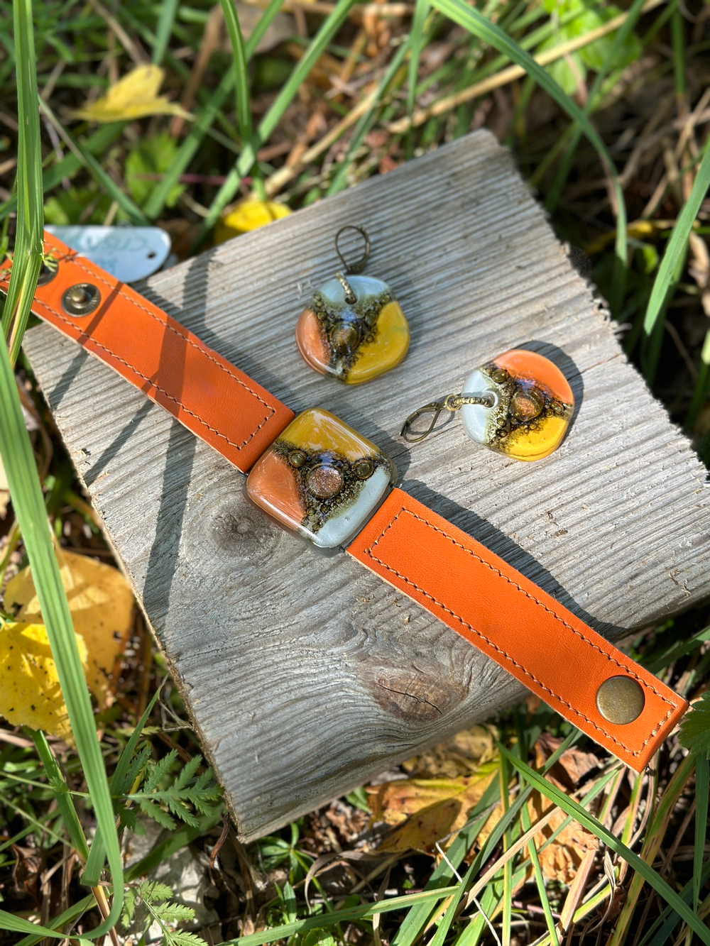 Браслет в технике фьюзинг (запеченое стекло). Ремешок из натуральной кожи. Застежка: 2 кнопки для регулировки длины.