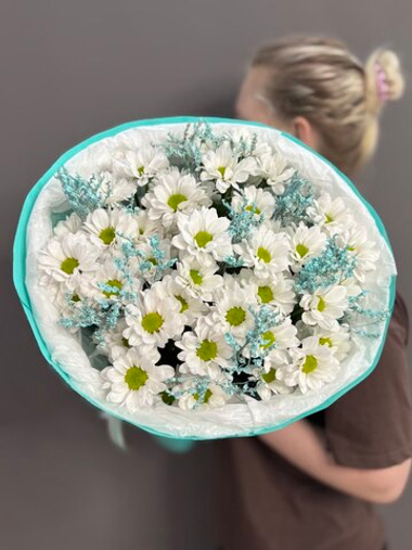 Букет из 7 кустовых хризантем сорта "KENNEDY WHITE" и голубого лимониума