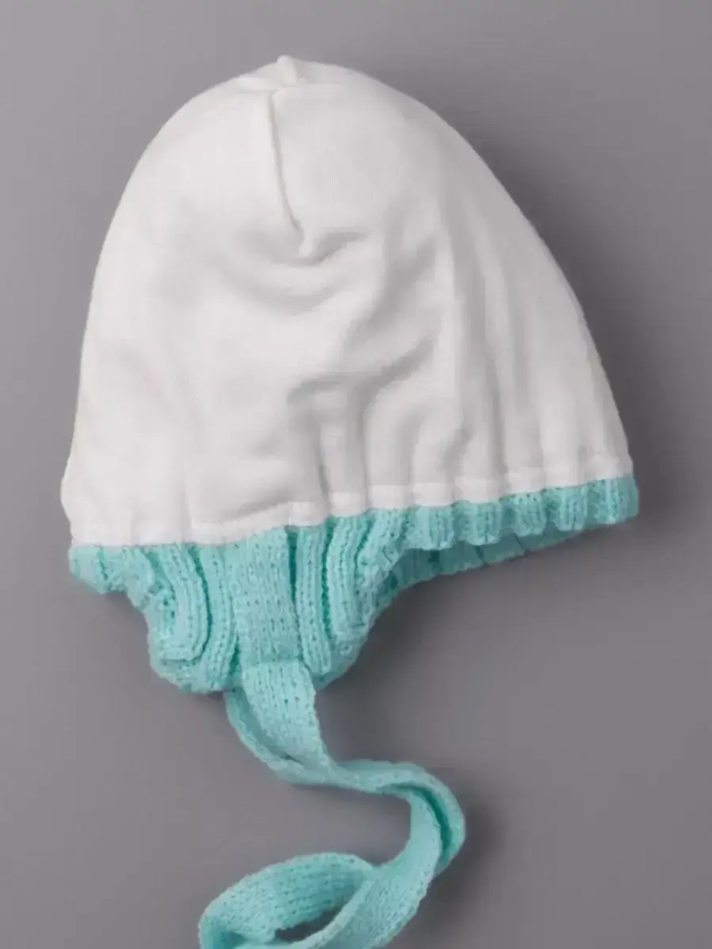 Шапка детская осенняя с завязками и помпонами