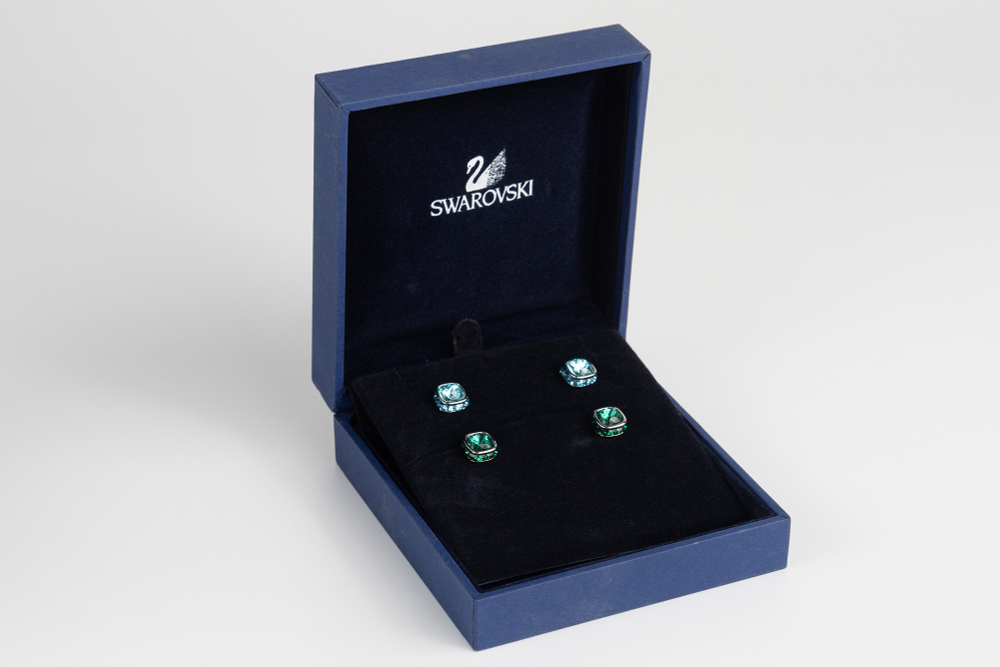 Две пары серег на пусетах Swarovski с кристаллами зеленого и голубого цветов