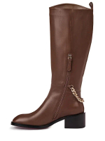Женские кожаные шоколадные сапоги с цепочкой