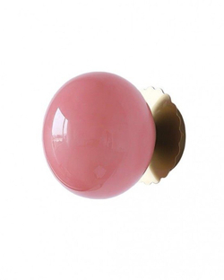 Настенные бра с розовыми шарообразными плафонами и золотым основанием