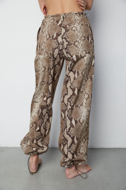 Брюки на резинке из плащевки Стелла Маккартни со змеиным принтом