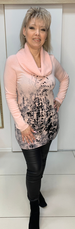 Теплый розовый свитер с черно-серым принтом