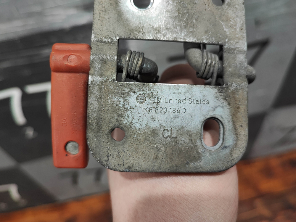 Крюк замка капота Volkswagen Passat B8  Б/У Оригинал 1K8823186D