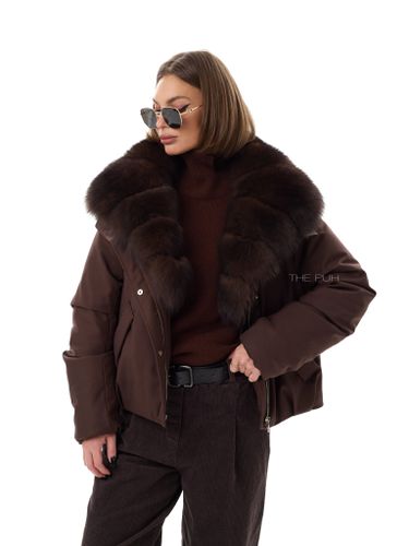 Короткая шоколадная парка с песцовым воротником